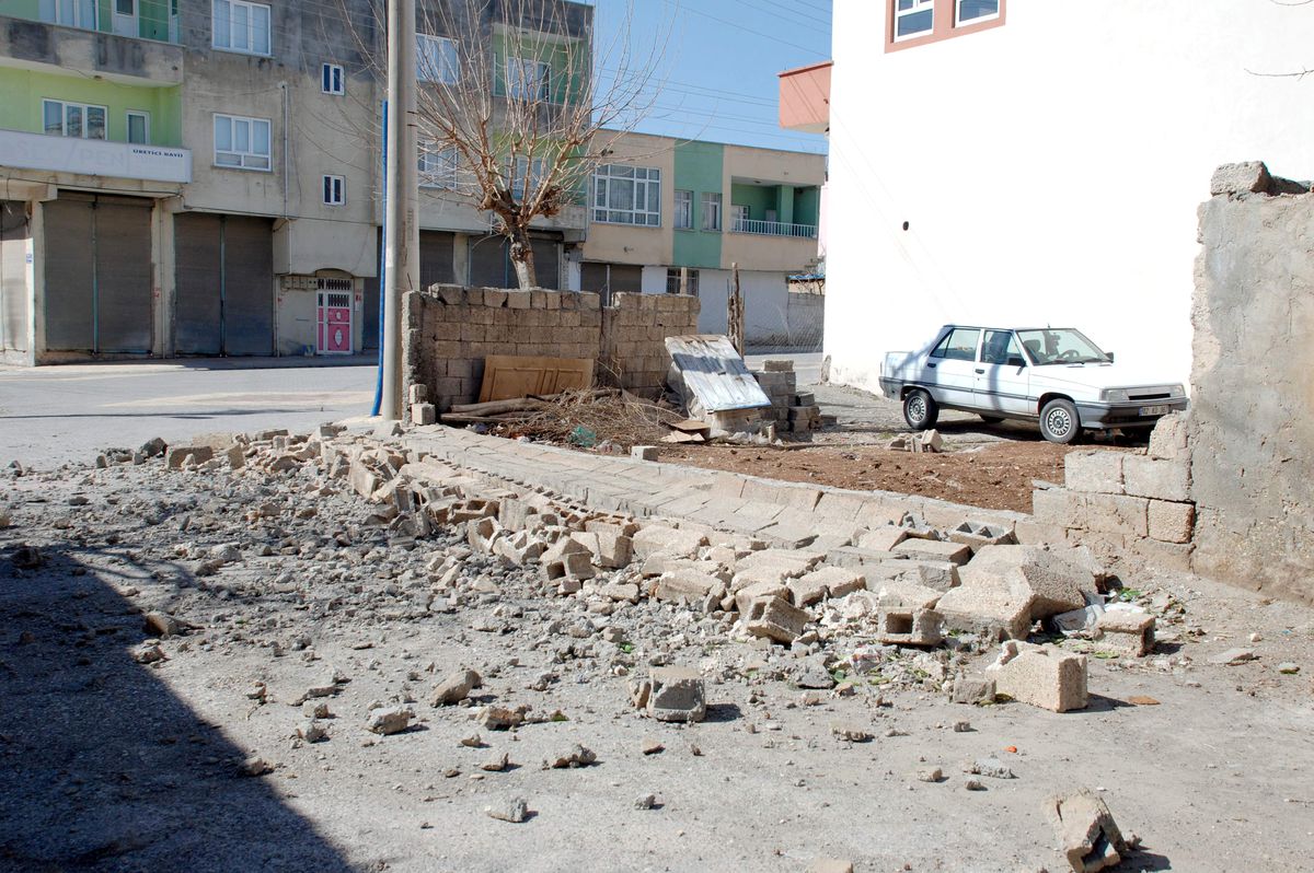 Rüzgar Çatıları Uçurdu, Duvarları Devirdi