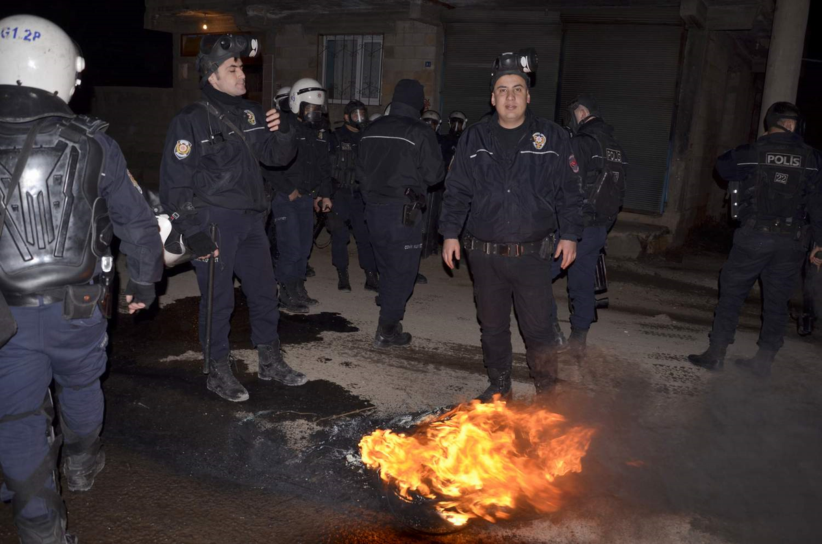 Viranşehir\'de Nevruz\'u Kutlamak İsteyen Göstericiler Olay Çıkardı
