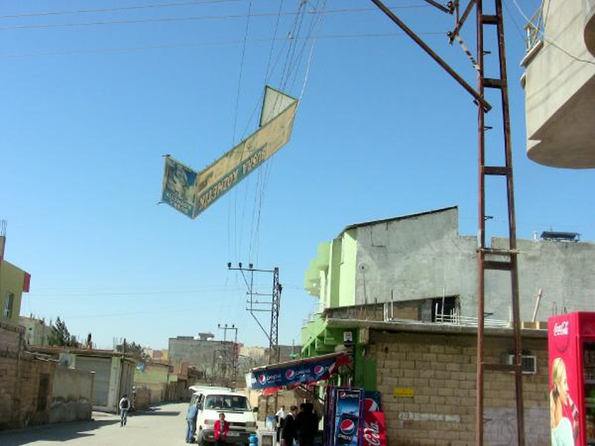 Viranşehir'de Rüzgarın Uçurduğu Tabela Elektrik Tellerine Takıldı