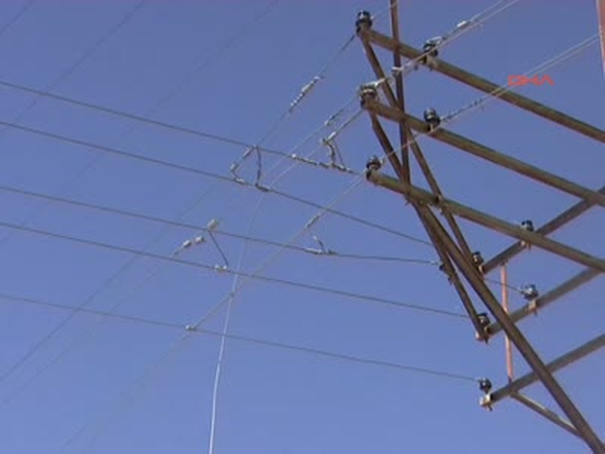 Viranşehir'de Rüzgarın Uçurduğu Tabela Elektrik Tellerine Takıldı