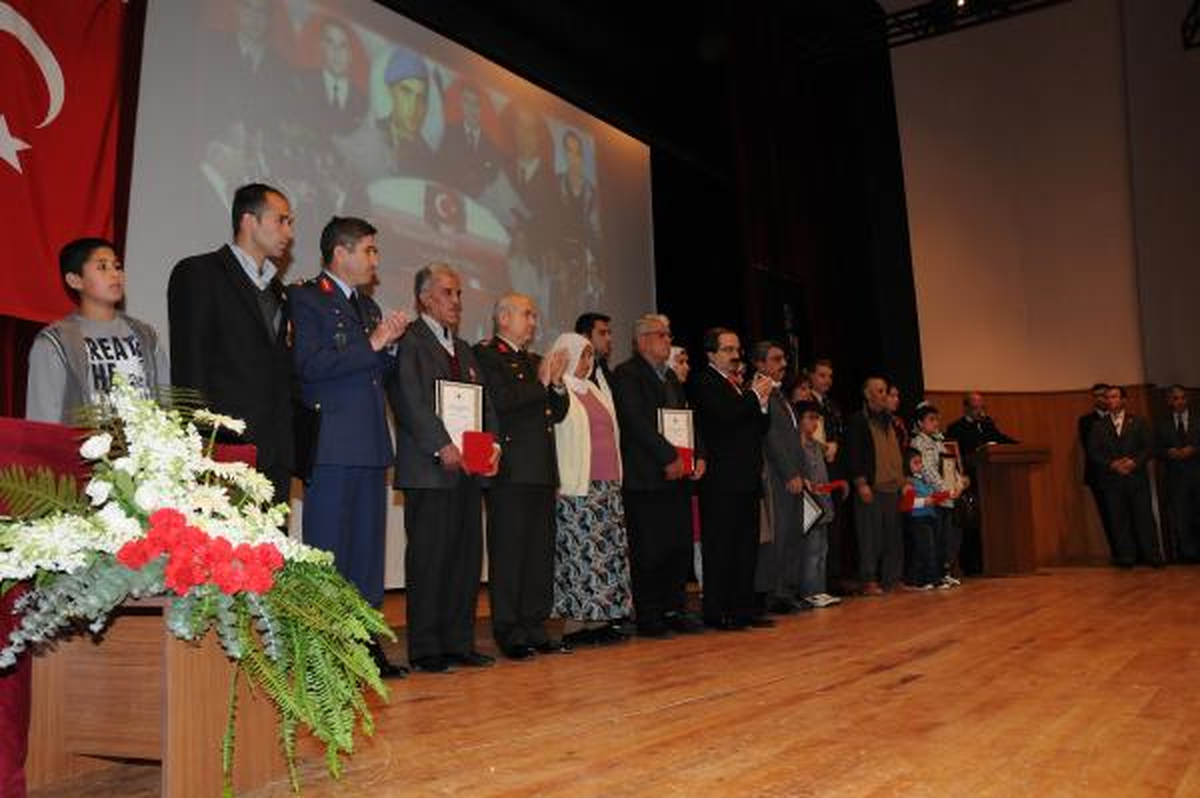 Adana\'da Şehit Yakınları ve Gazilere Devlet Övünç Madalyası