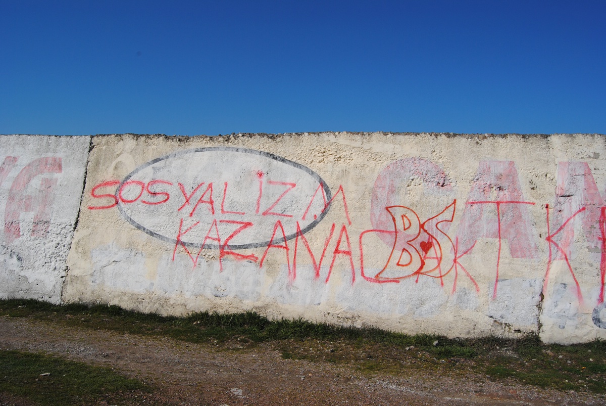 Akçakoca\'da Duvarlara Yazılan Siyasi Yazılar Boyandı