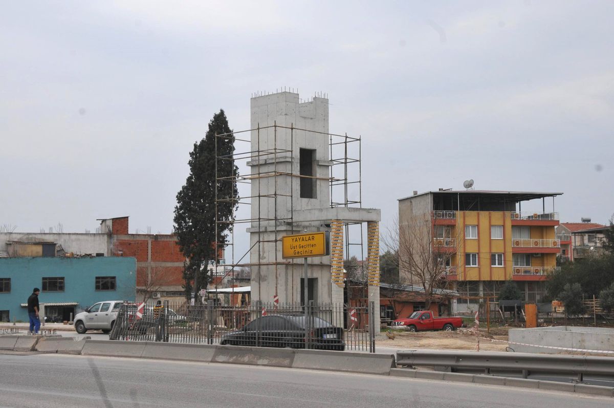 Anadolu Caddesi\'ne 4 Üst Geçit Daha