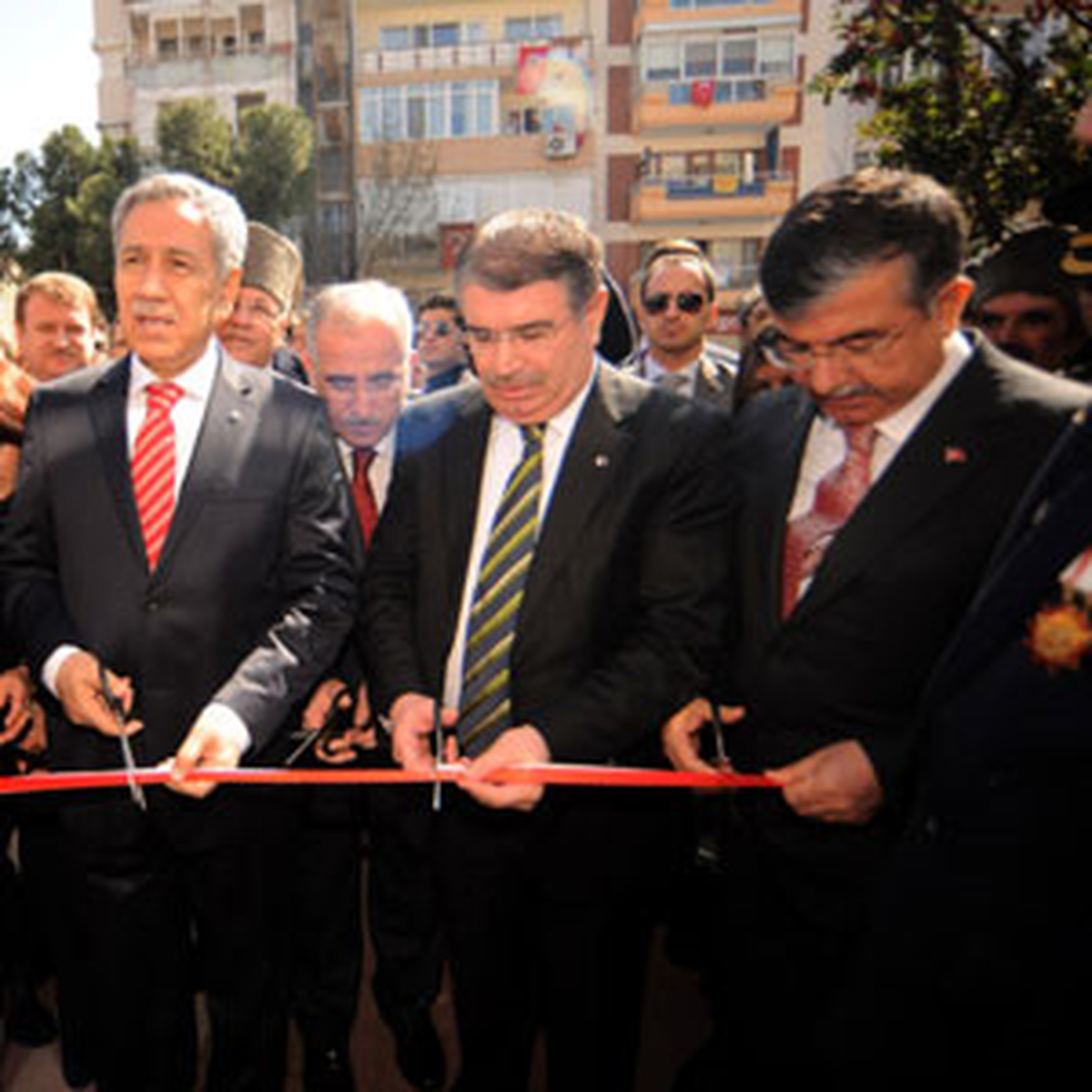 Başbakan Yardımcısı Arınç ve Bakanlar, Dernek Binasını Açtılar