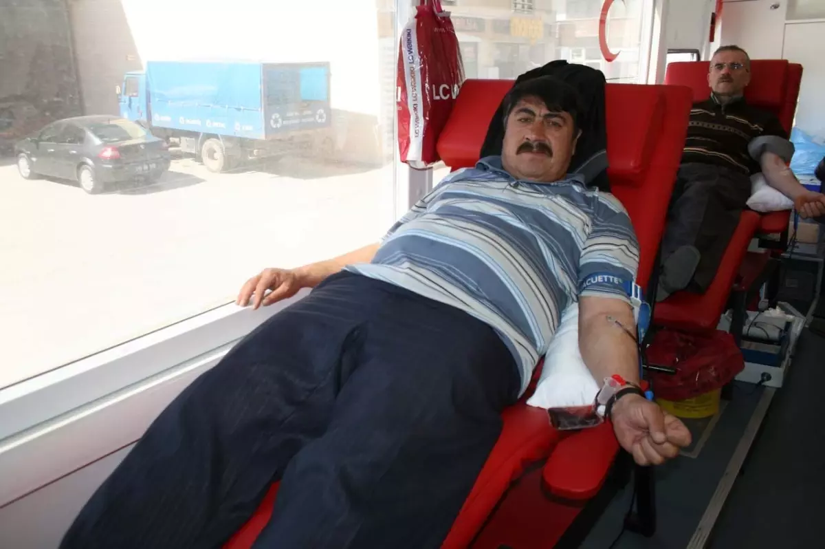 Çan Pazarcılar Derneği\'nden Kan Bağışı ve Pilav İkramı