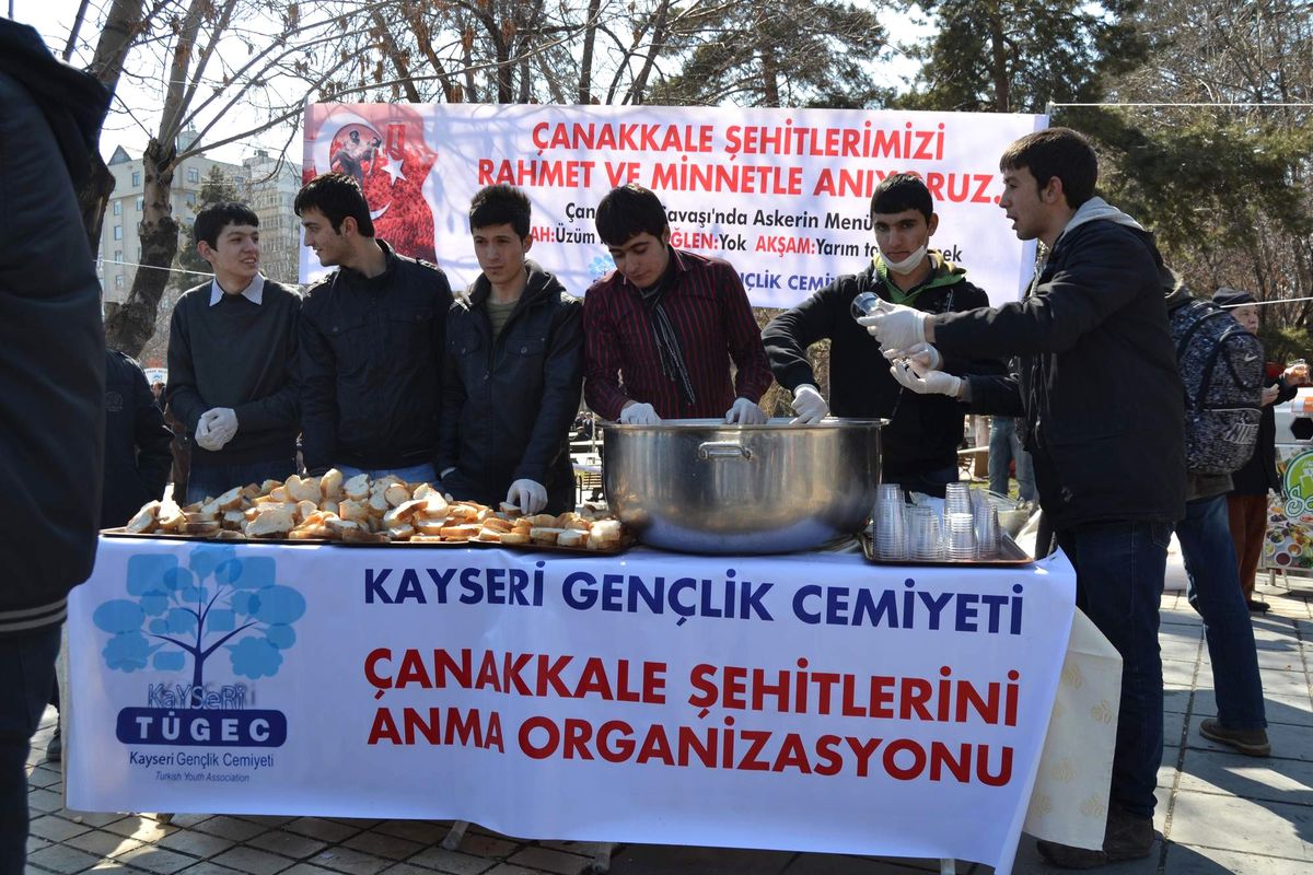 Çanakkale Şehitleri Anısına Hoşaf Dağıtıldı