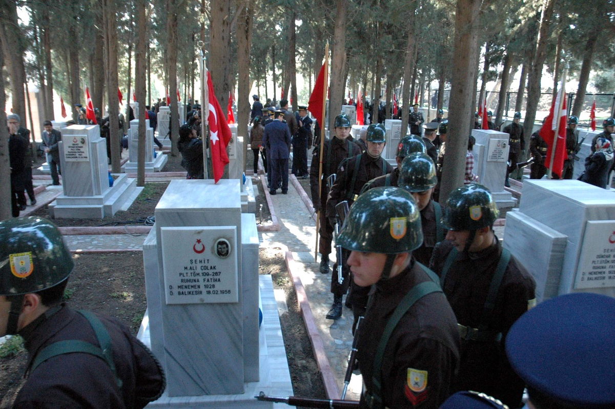 Çanakkale Zaferinin 97. Yıldönümü Balıkesir\'de Törenle Kutlandı