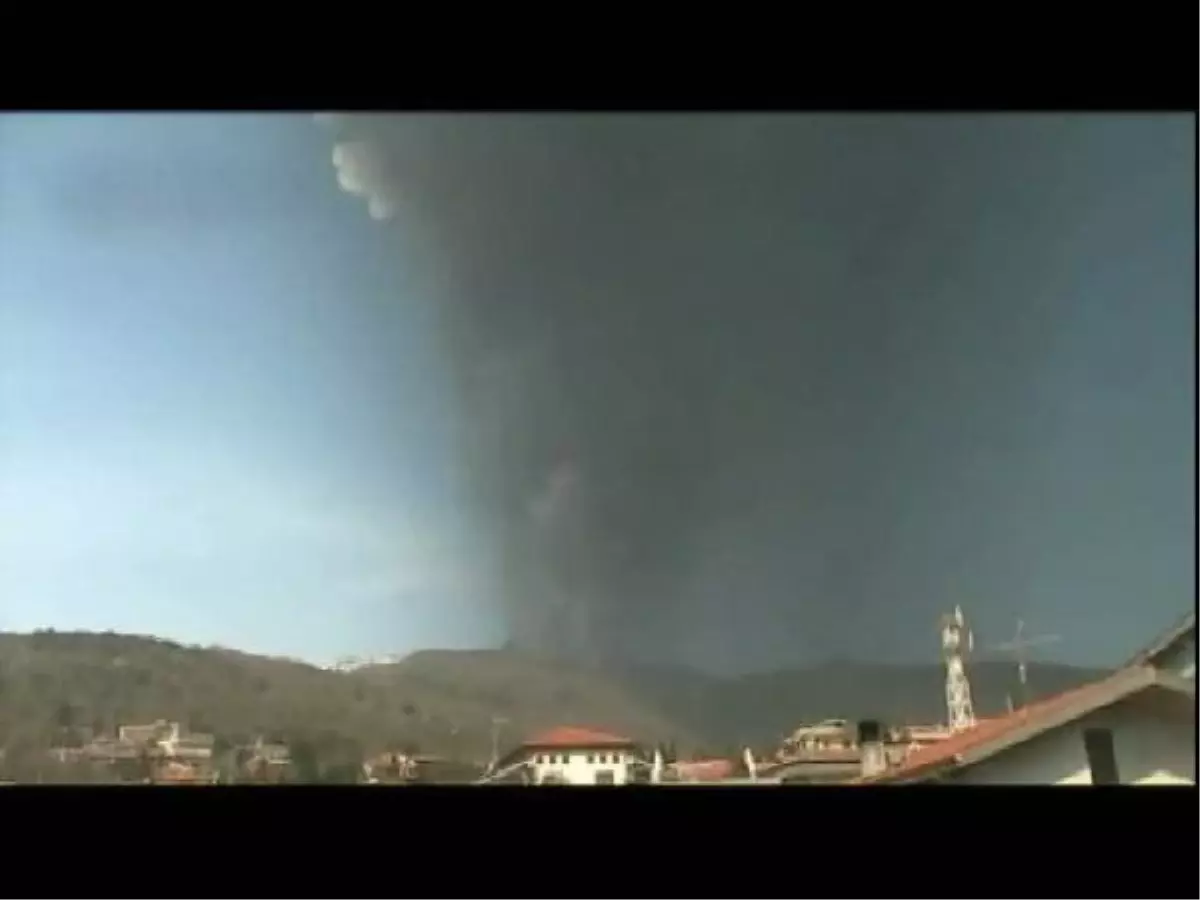 Etna Yine Püskürdü