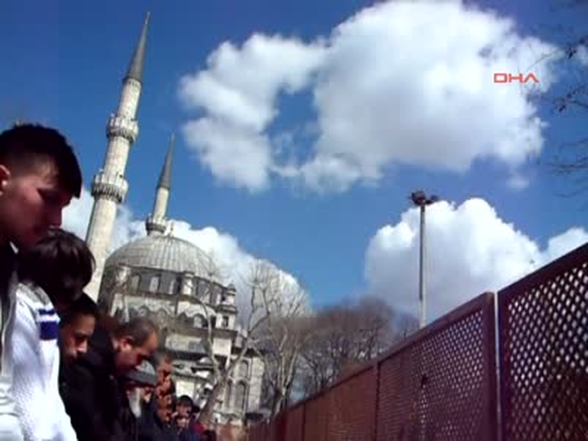 Eyüp Sultan\'a Halı Serme ve Toplama Ekibi