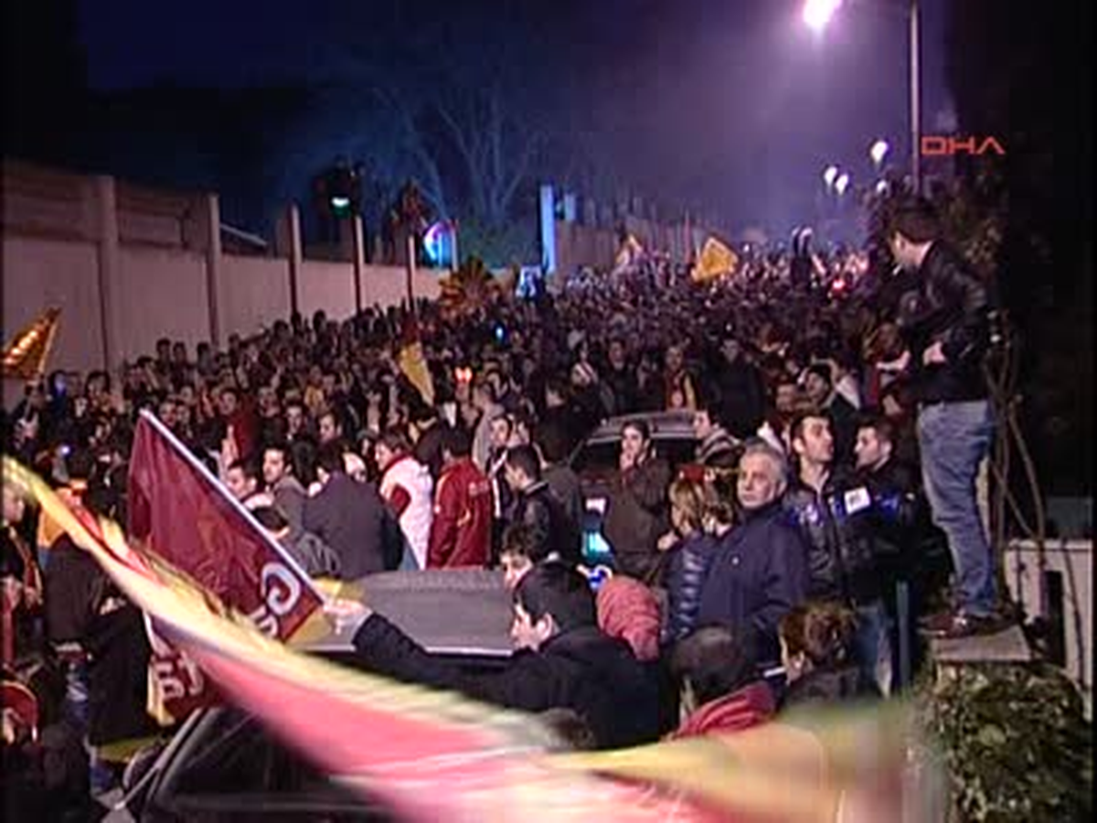 Galatasaraylı Taraftarlar Florya\'da