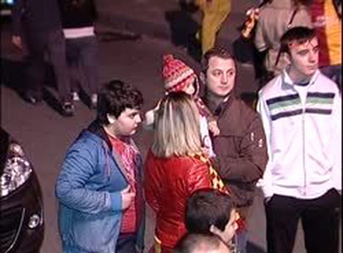 Galatasaraylı Taraftarlar, Takımlarını Coşkuyla Karşıladı