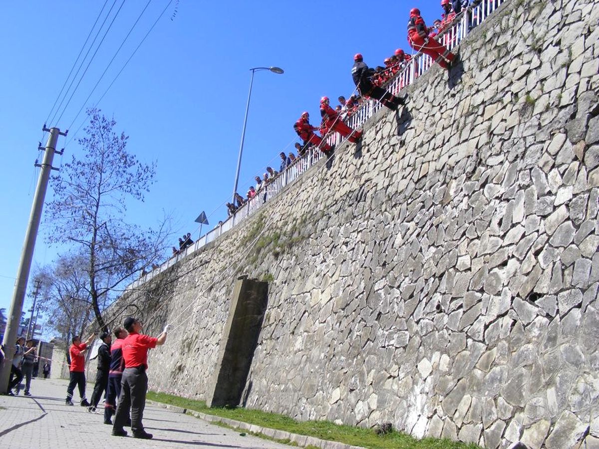 Gönüllü İtfaiyeciler 15 Metreden İple İniş Gösterisi