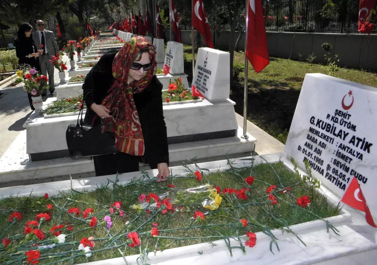 Gülin Küçük ve Bakan Ünverdi Şehitliği Ziyaret Etti