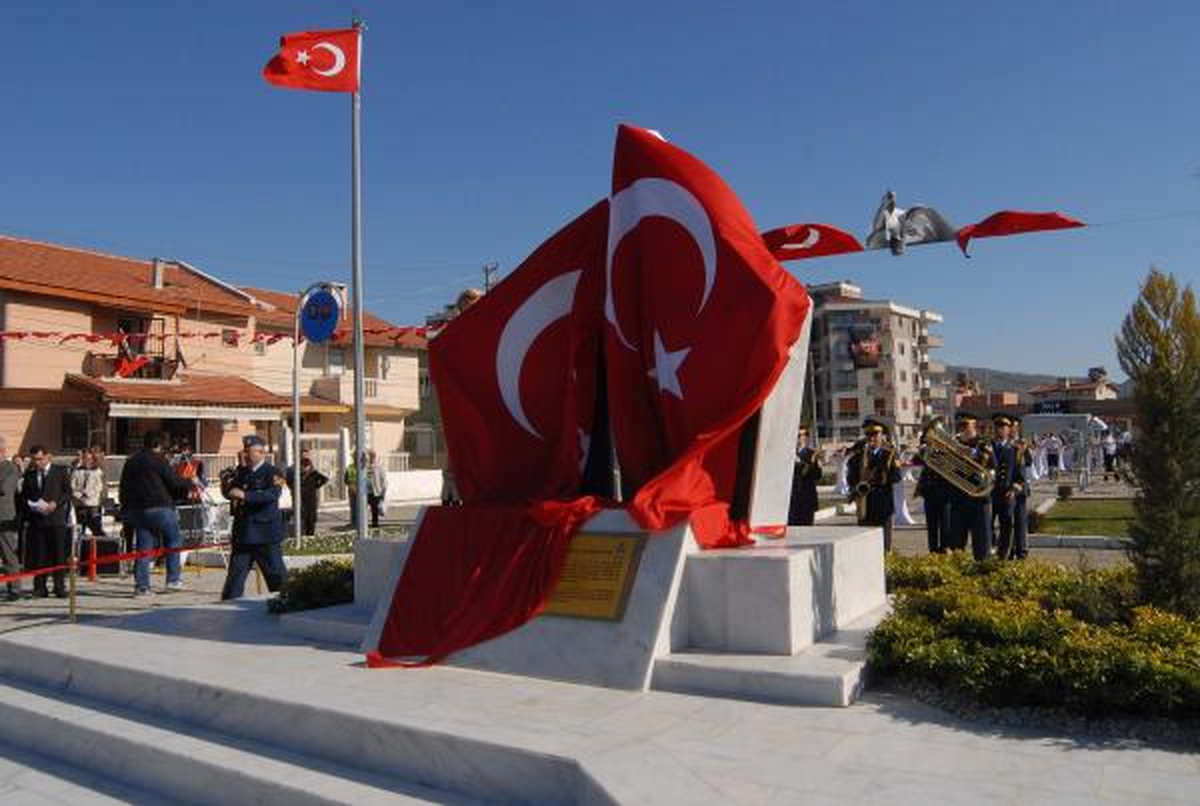 İzmir\'de, Şehit Pilotlar Adına Anıt