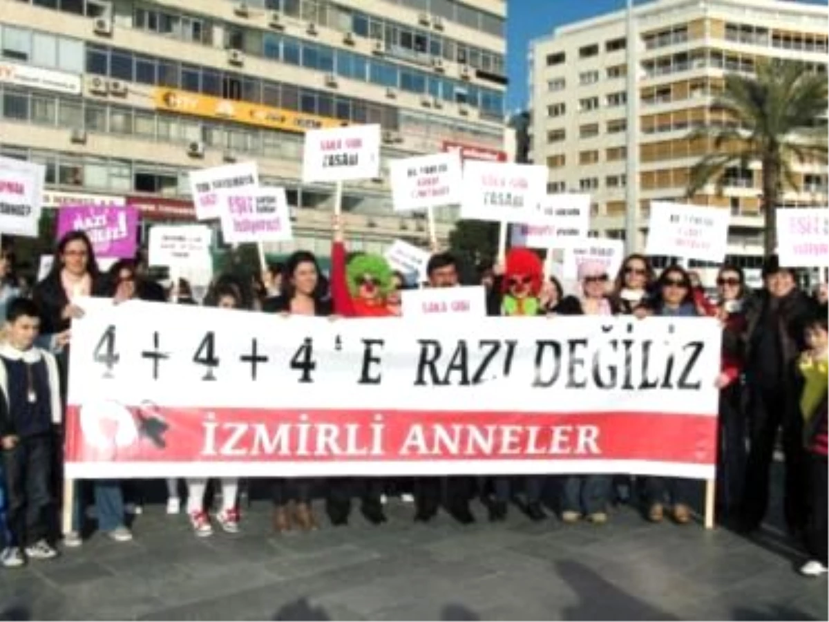 \'İzmirli Anneler\'den \'4+4+4\'e Emzikli Protesto