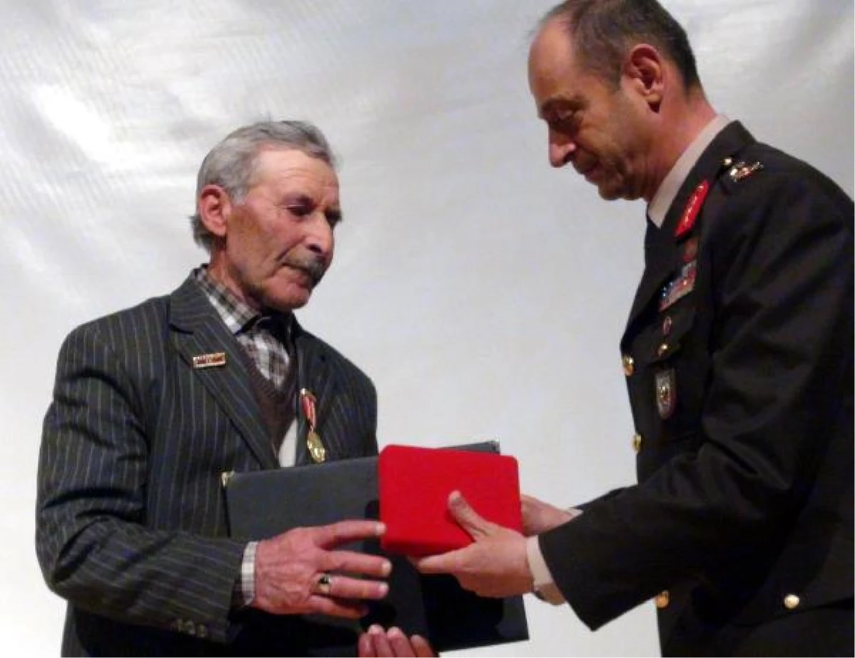 Kars\'ta Şehit Yakınlarına Devlet Övünç Madalyası Verildi