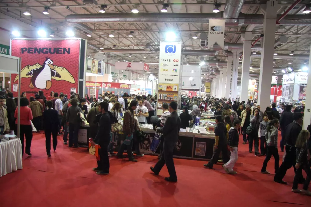 Kitap Fuarında İğne Atsan Yere Düşmez