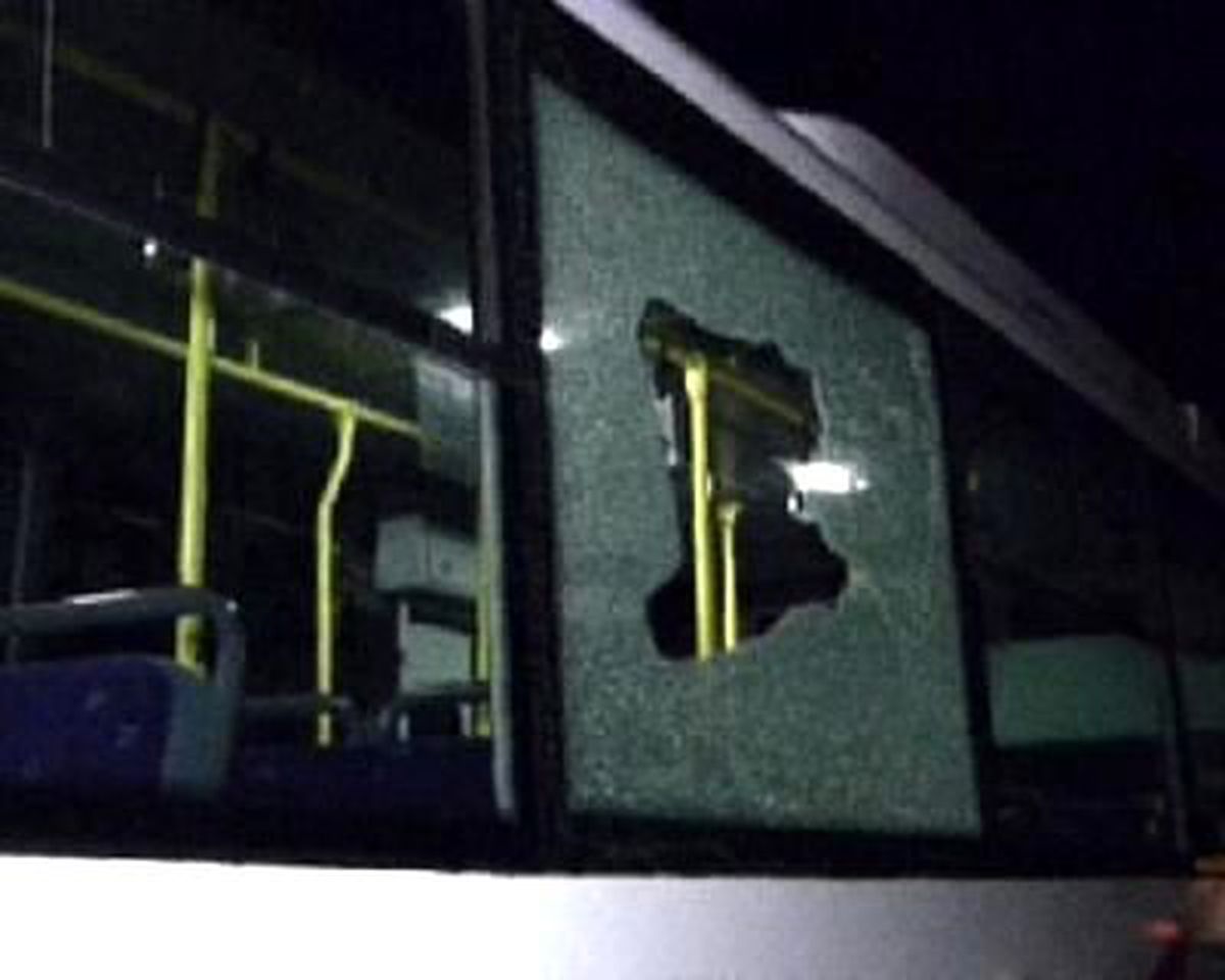 Korsan Göstericiler Otobüs Taşladı