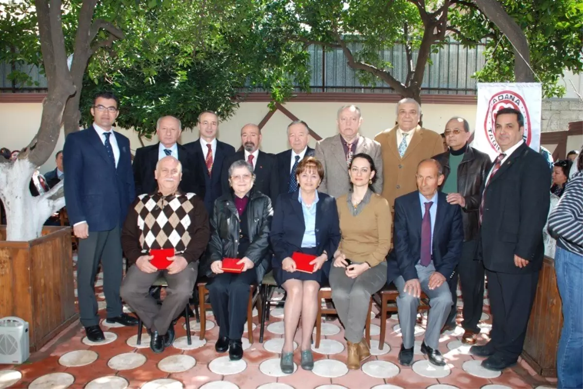 Meslekte 40 ve 50 Yılını Dolduran Hekimlere Plaket