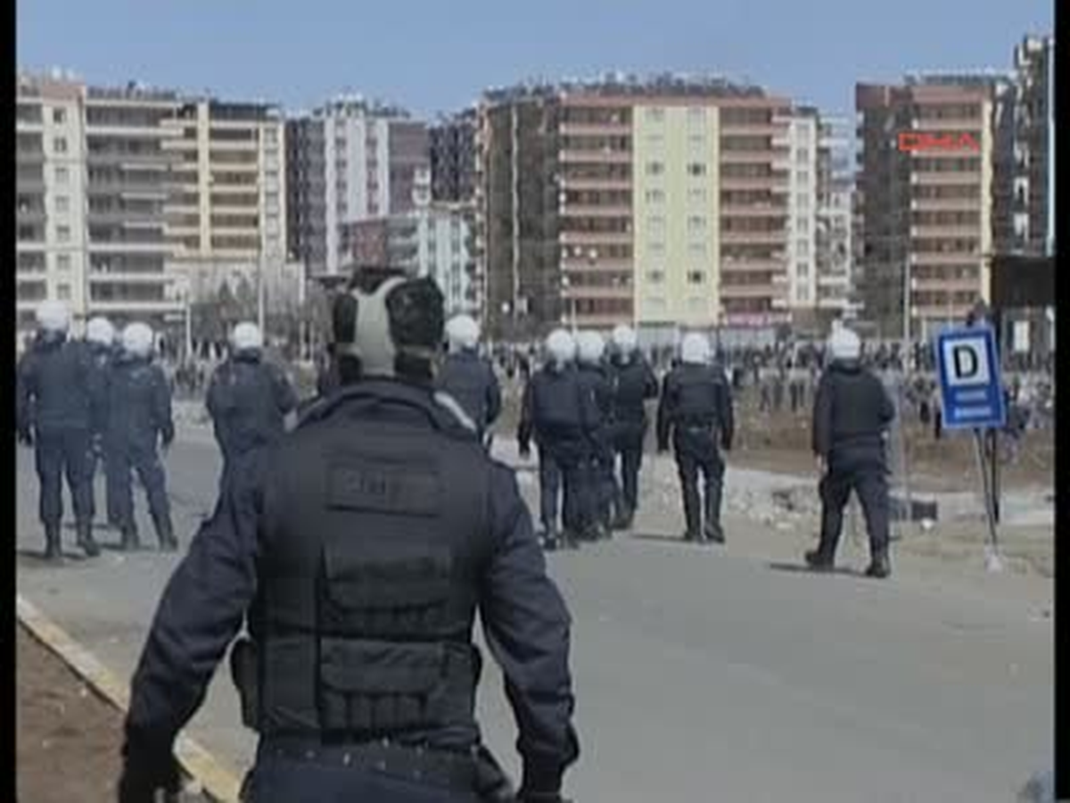 Polis Havaya Ateş Açtı