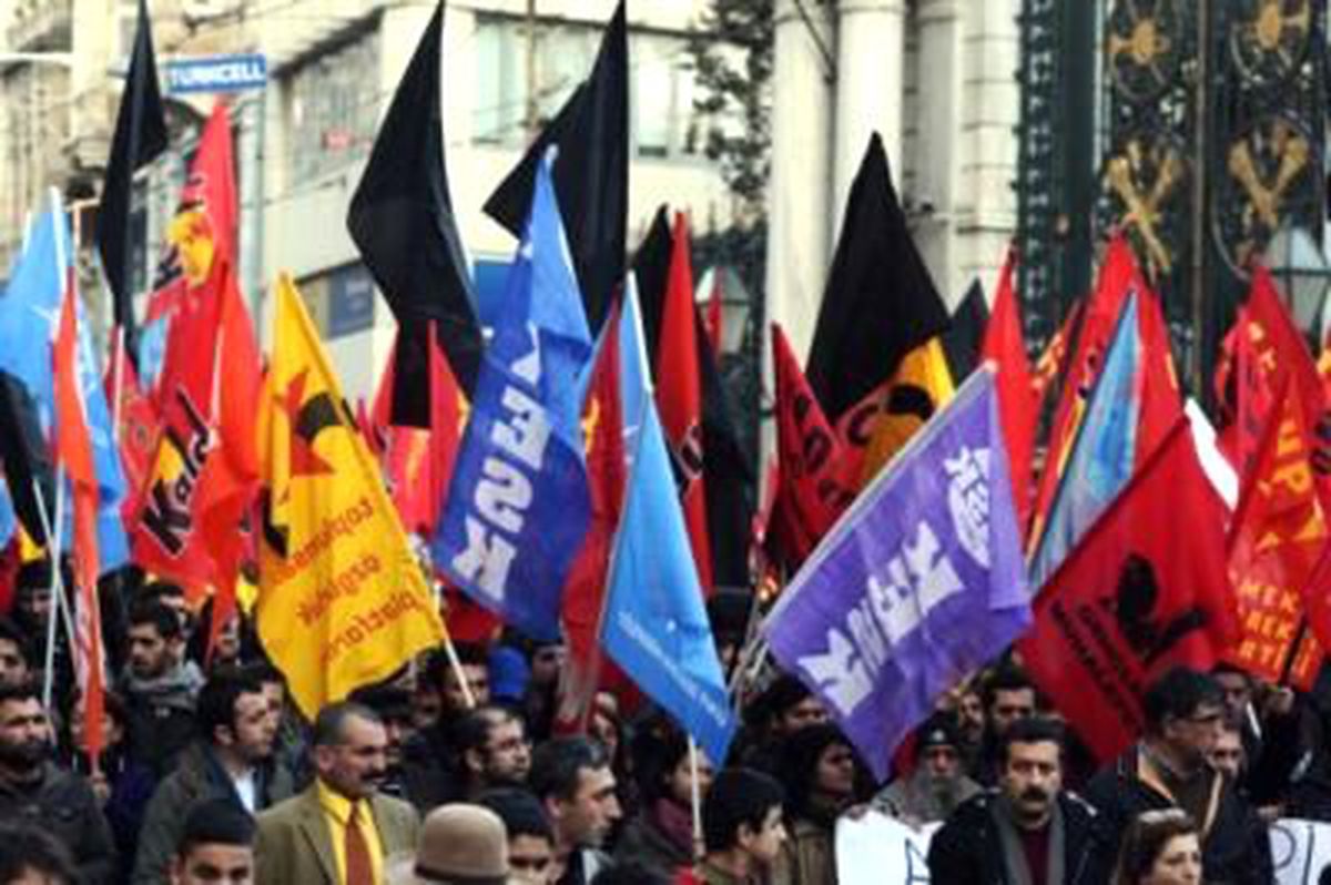 Nevruz Kutlamalarına İzin Verilmemesini Ateş Üzerinden Atlayarak Protesto Ettiler