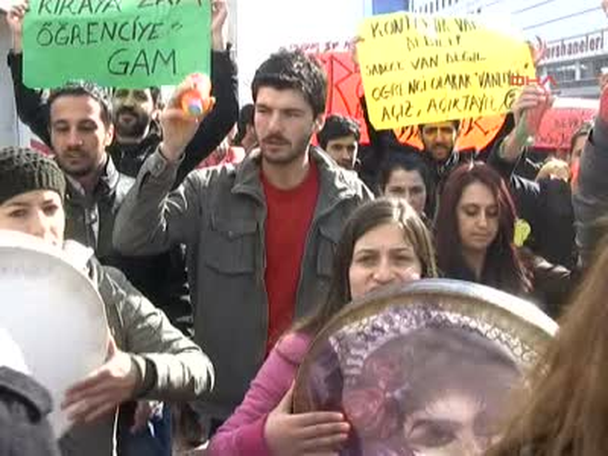 Öğrencilerden Harç Eylemi