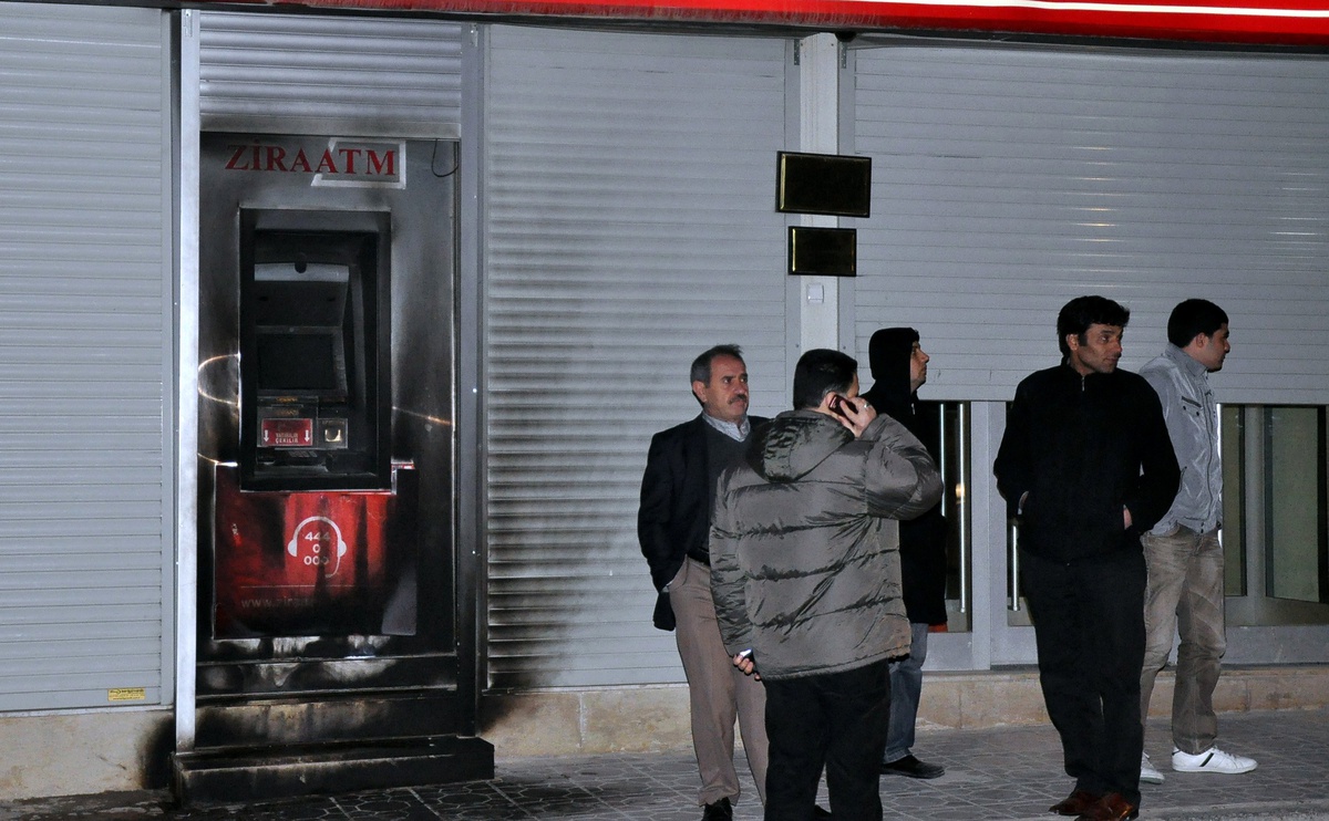 Polis Otosuna Ses Bombası Atıldı