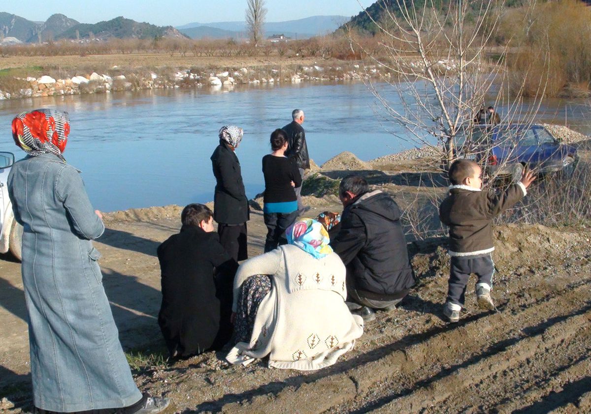 Sakarya Nehri Kenarında Acı Bekleyiş