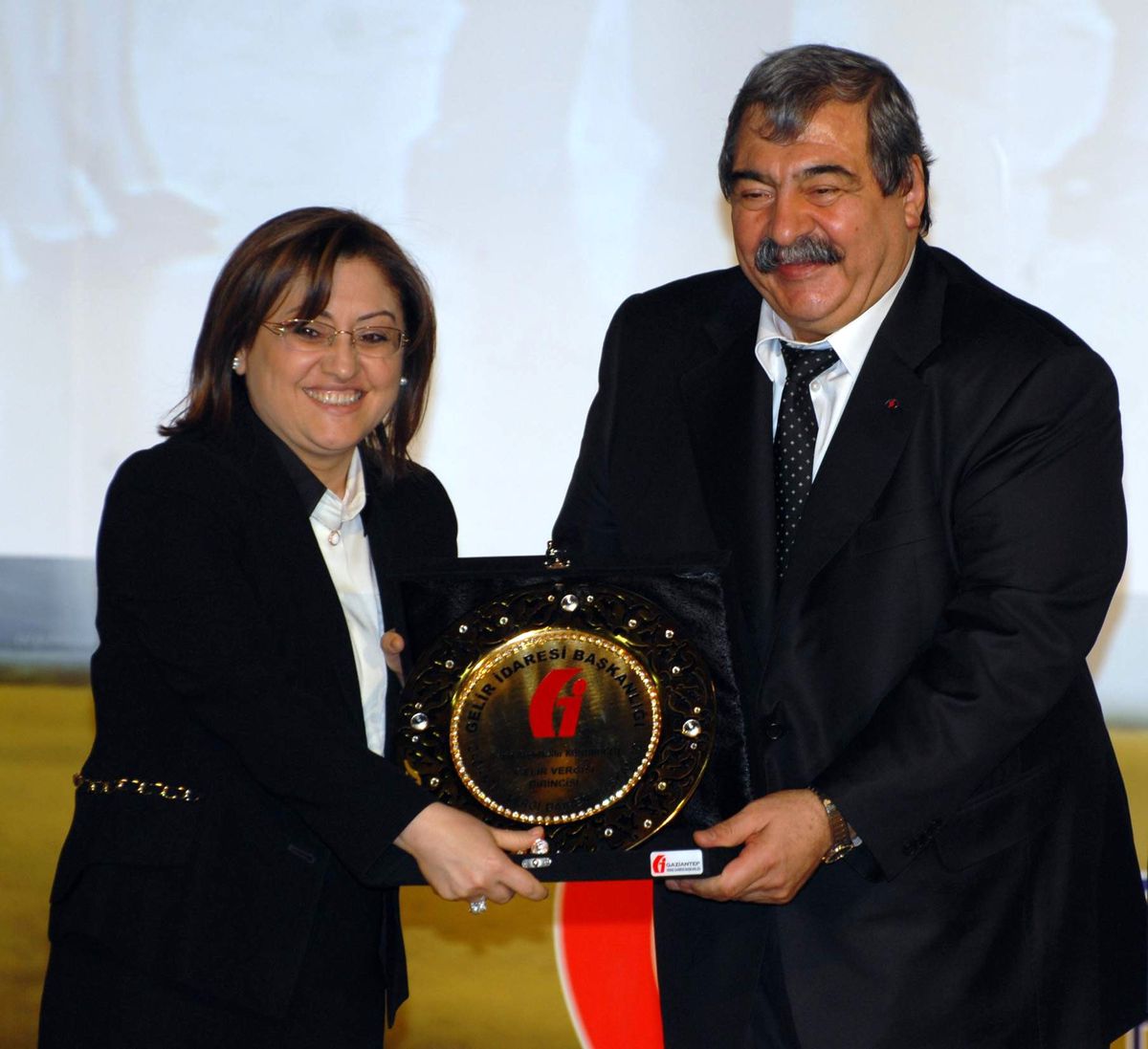 Sanko ve Konukoğlu Ailesi\'ne 11 Plaket Verildi