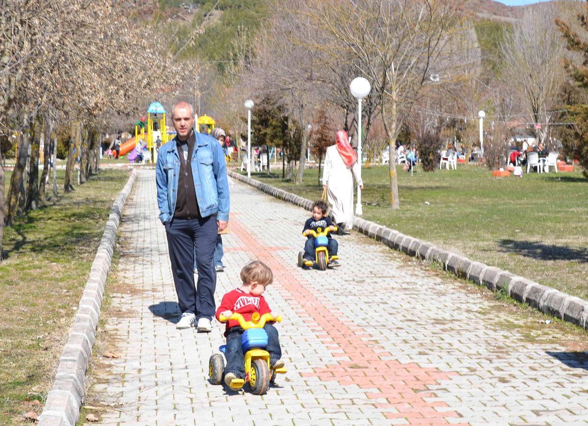 Simav\'da Güneşi Gören Parka Koştu