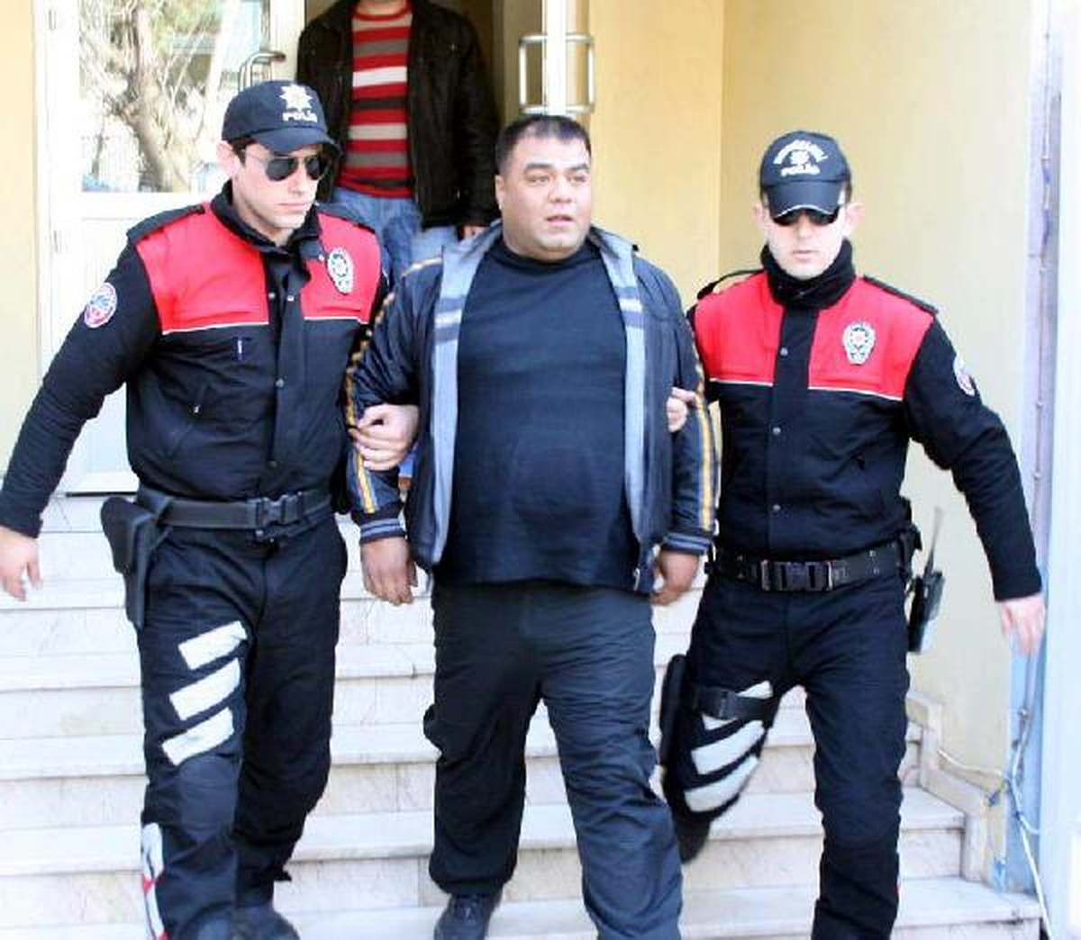 Alkollü Sürücü İzmit\'i Birbirine Kattı, 2 Polisi Yaraladı