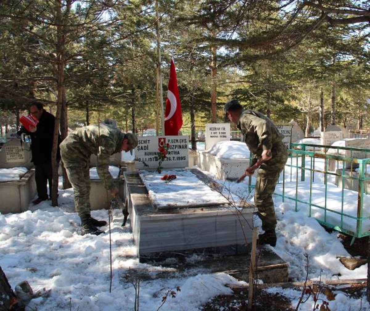 Askerler, Şehit Mezarlarını Temizledi