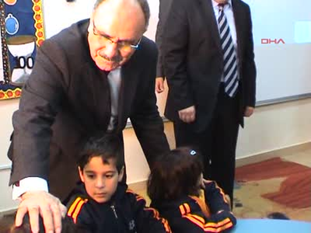 Atalay, Mısır\'da Türk Okulu\'nu Gezdi