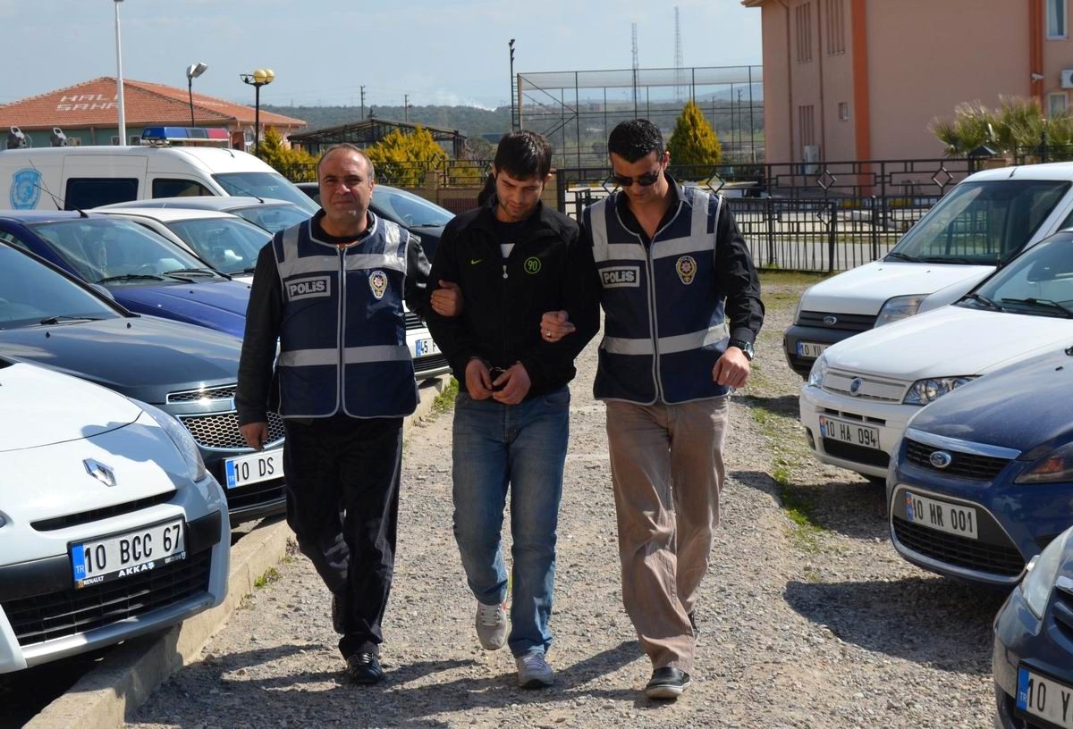 Ayvalık\'ta Polis Pazaryeri Faresini Kıskıvrak Yakaladı