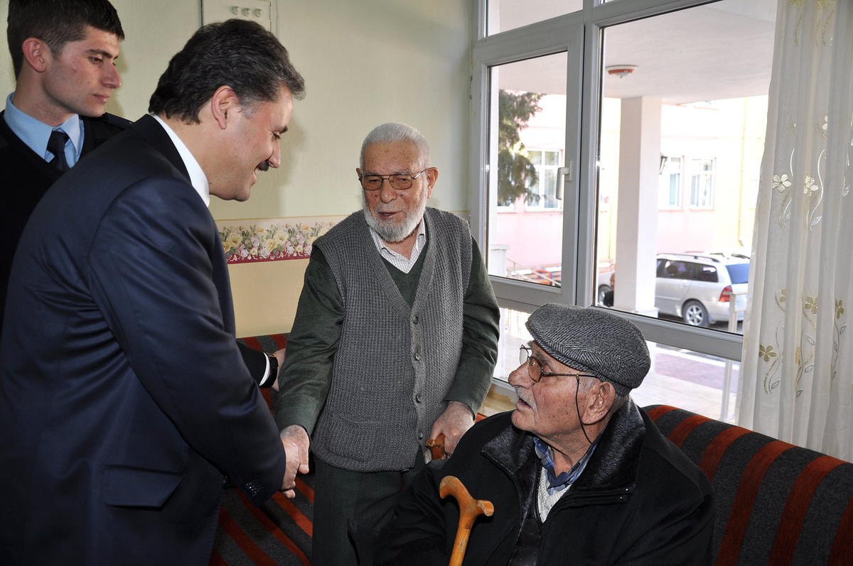 Başkan Çakır, Huzurevi\'nde Yaşlıları Ziyaret Etti