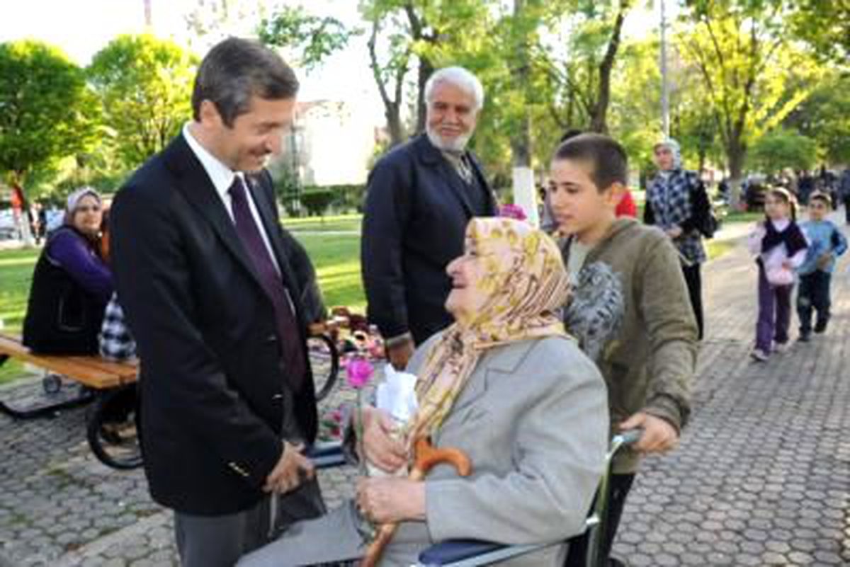 Başkan Tahmazoğlu, Yaşlılar Haftasını Kutladı