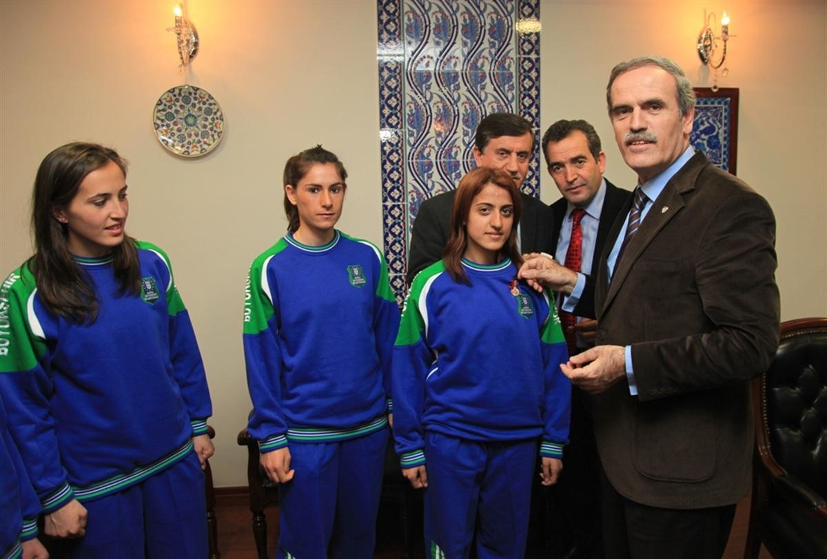 Bayan Atletler Bursa\'nın Gururu Oldu