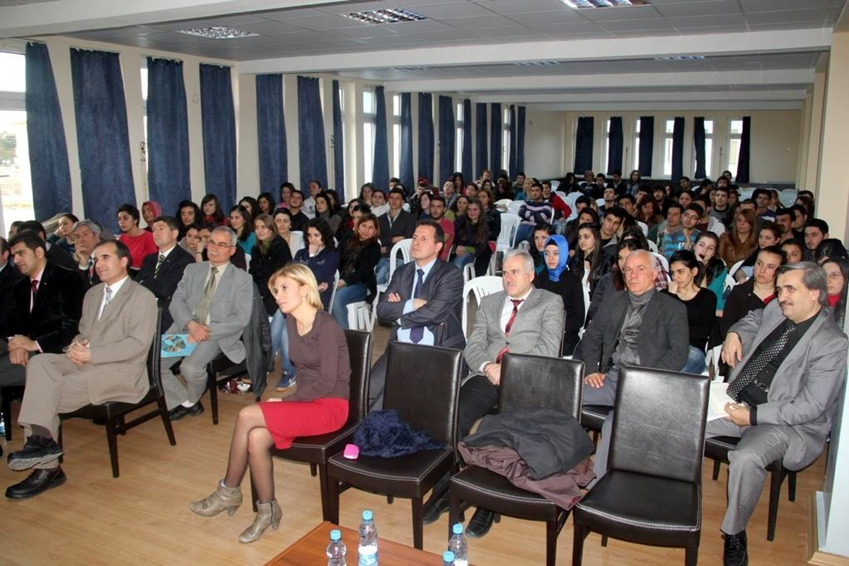 Burhaniye\'de Üniversiteli Gençlere Kişisel Gelişim Semineri