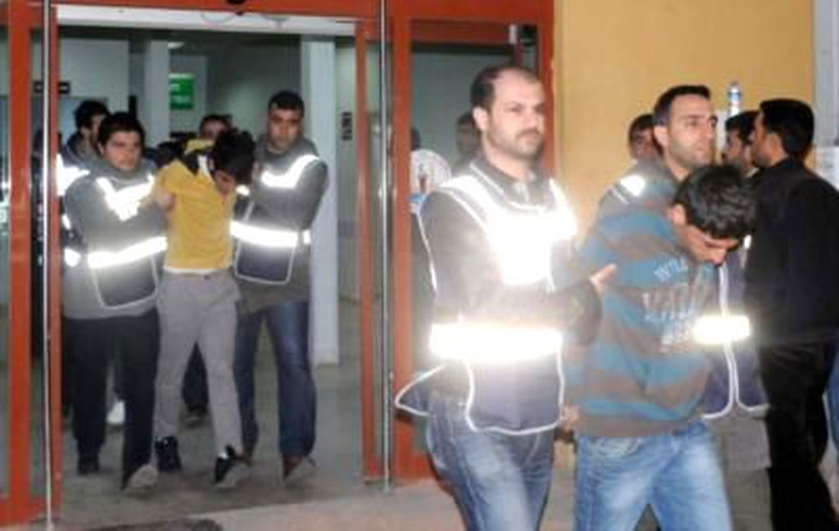 Çaldıkları Tespihleri Satmaya Kalkınca Yakalandılar