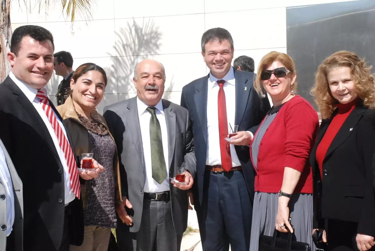 CHP\'li Başkan AK Parti\'lilerle Totoğraf Çekilince