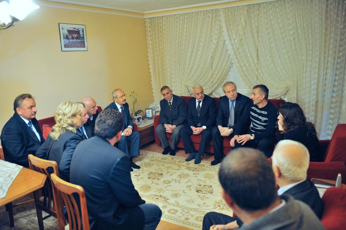 CHP Lideri Kılıçdaroğlu\'ndan Şehit Evine Taziye Ziyareti