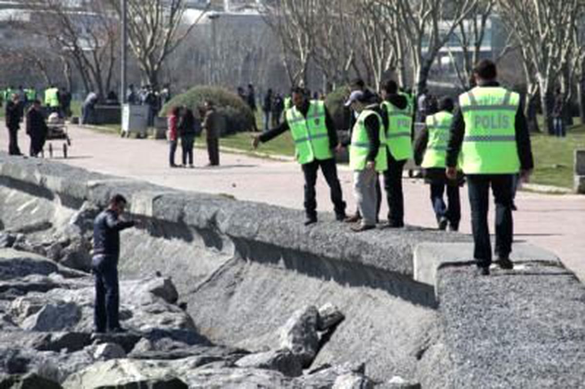 Denizde Bile Taş Attı