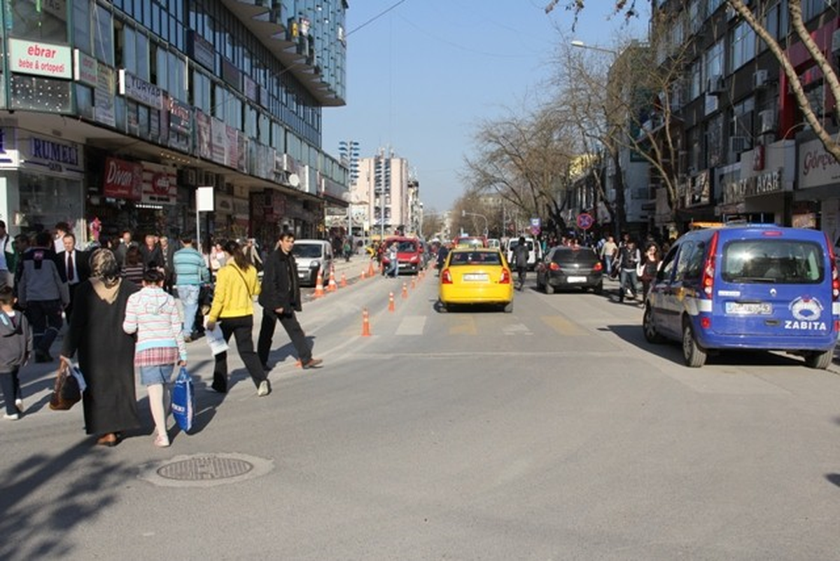 Esnaf Çark Caddesinin Tamamının Trafiğe Kapatılmasını İstiyor