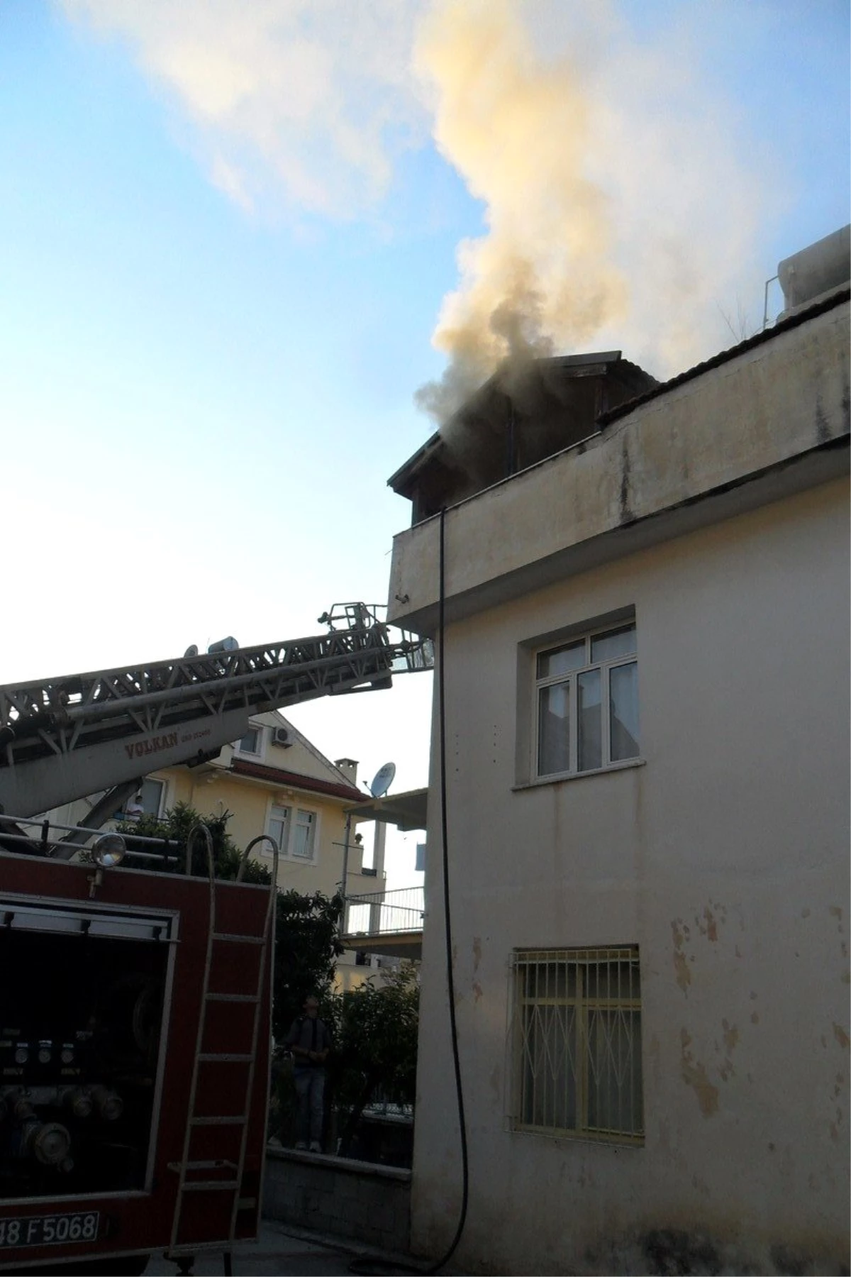 Fethiye\'deki Çatı Yangını Korkuttu
