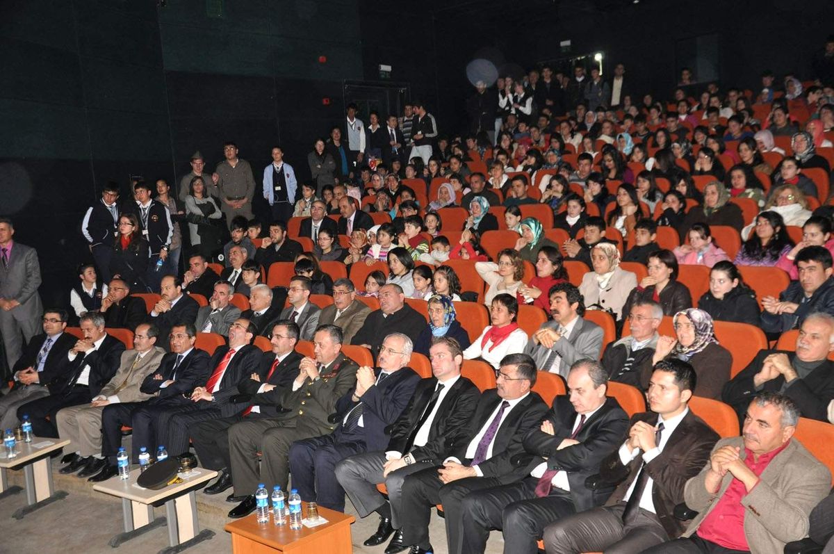 İşitme Engelli Öğrenciler Salonu Ağlattı