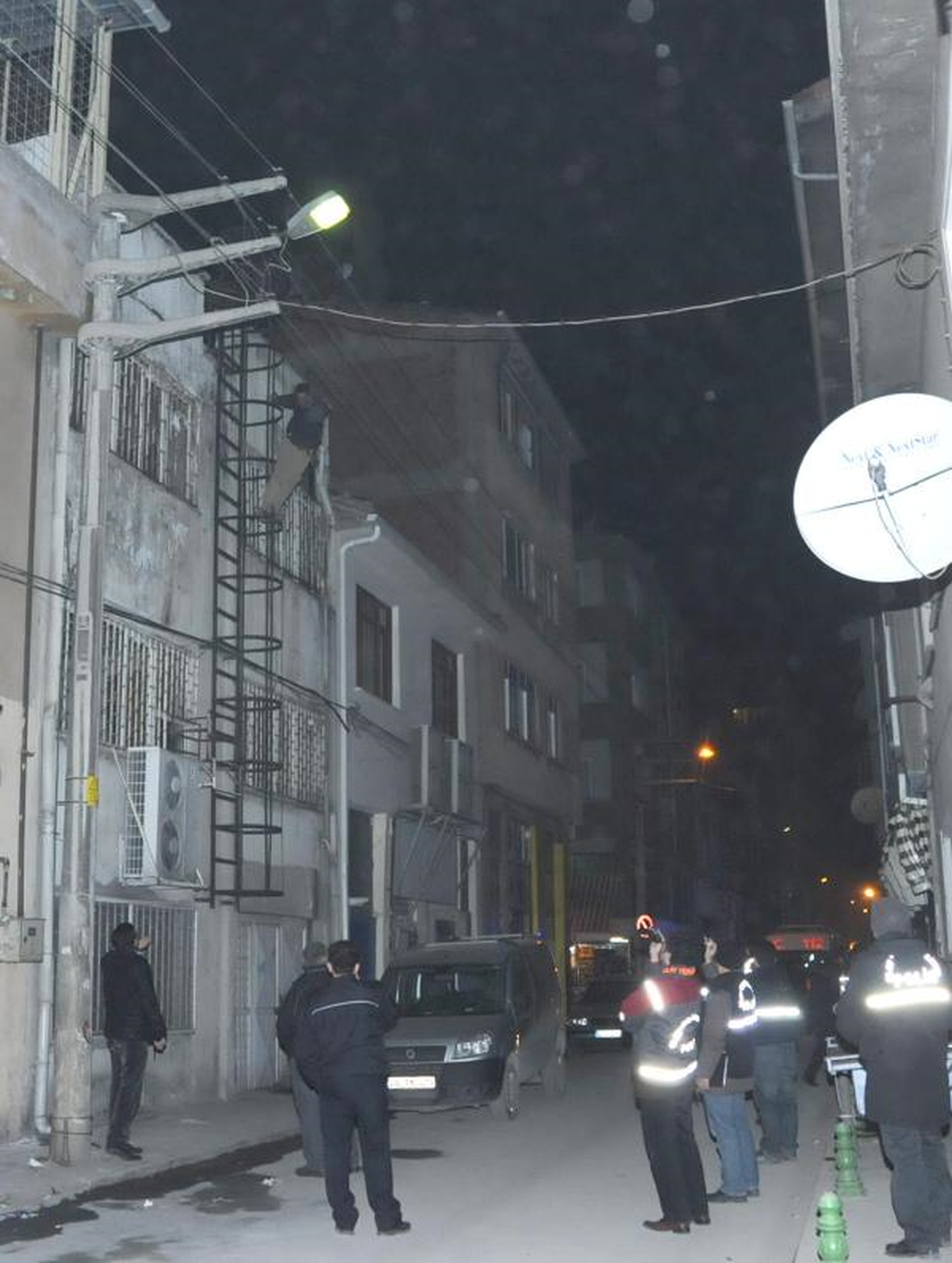 İşsiz Olduğunu Söyleyip Yangın Merdiveninden Aracın Üzerine Böyle Atladı