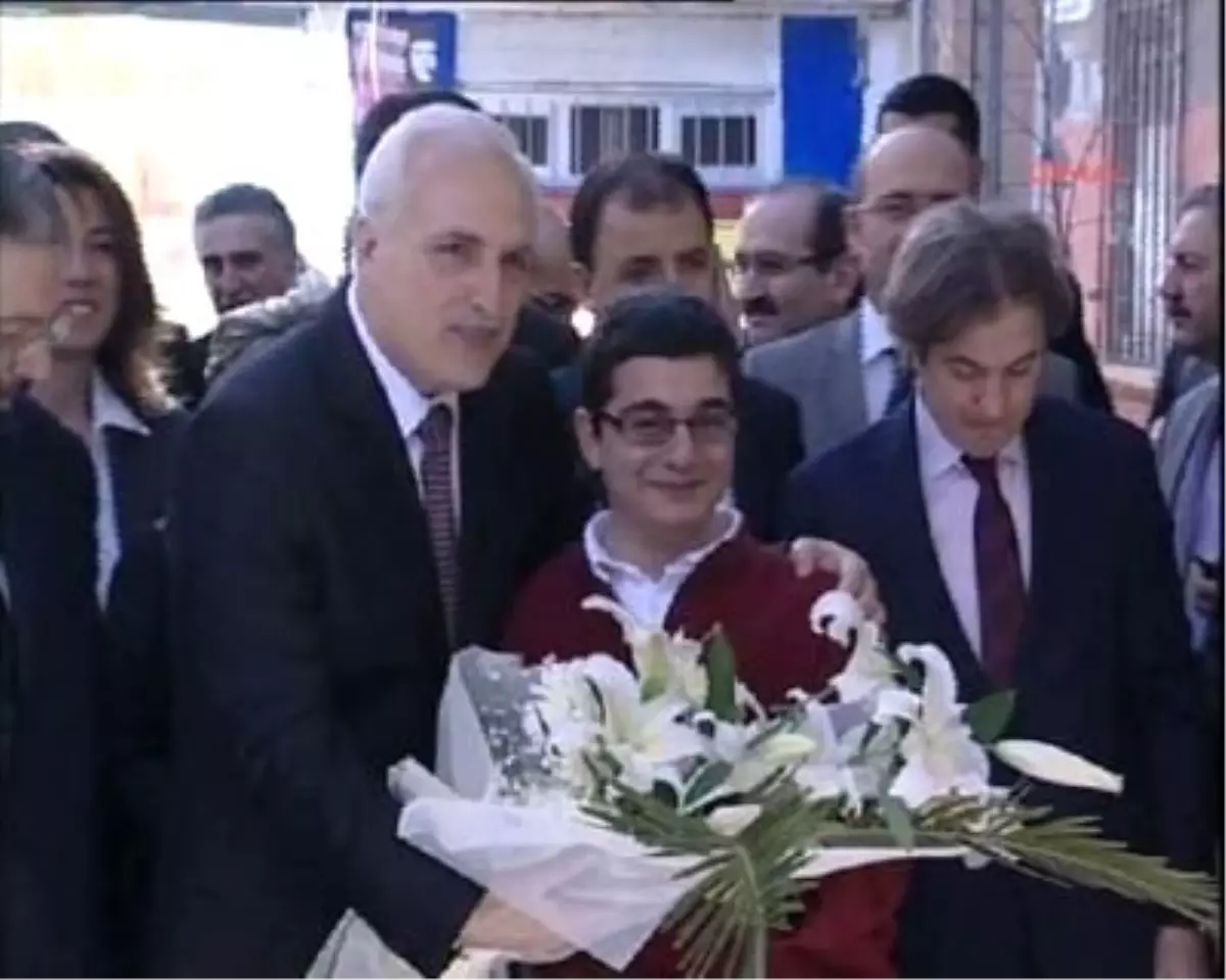 İstanbul Valisi Mutlu: Eylül\'de 9. Sınıfların Tamamında Tablet Bilgisayar Olacak