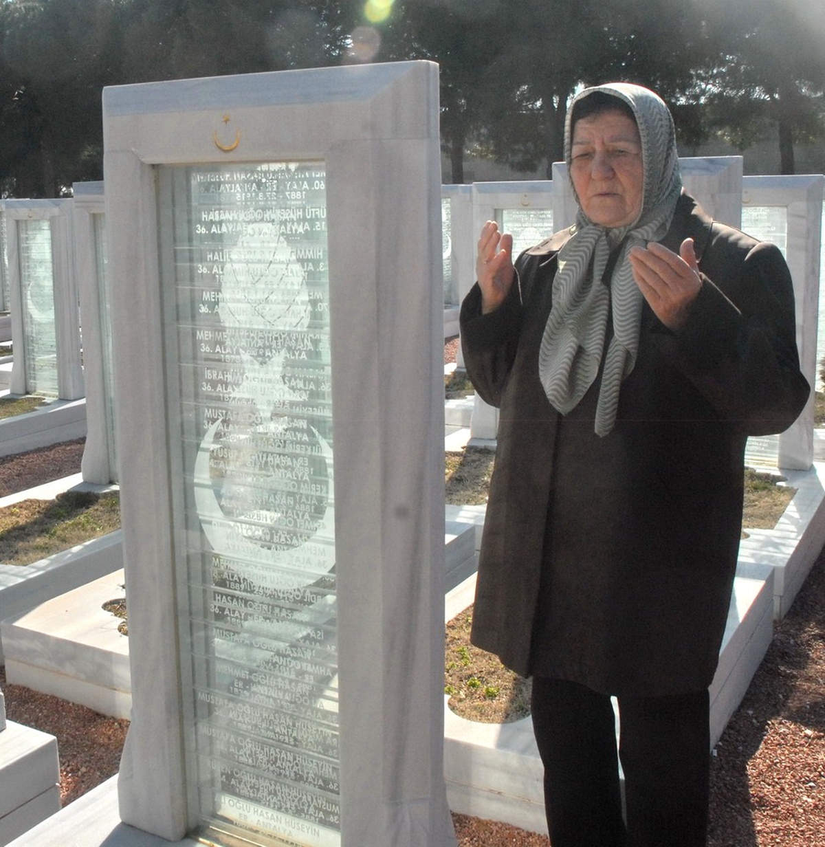 Kadın Kursiyerlerden Şehitlik Ziyareti