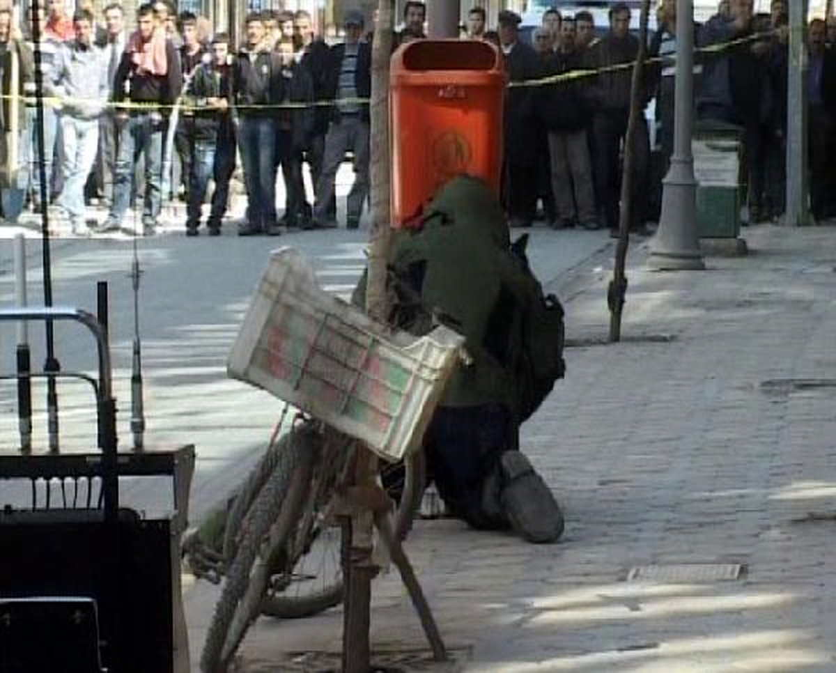 Kaldırıma Bırakılan Çanta Panik Yarattı