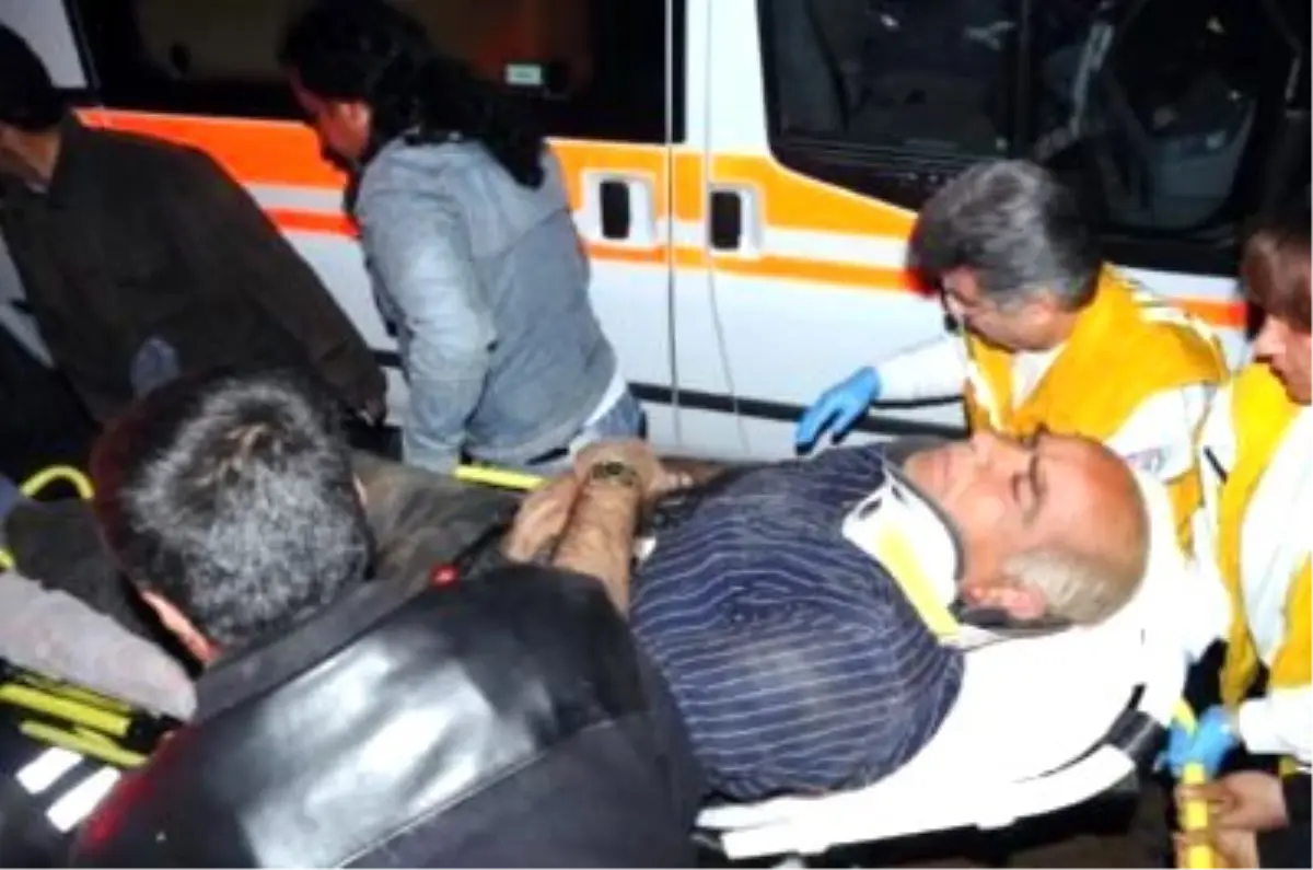 Kaleiçi\'nde Kamyon Devrildi: 2 Yaralı